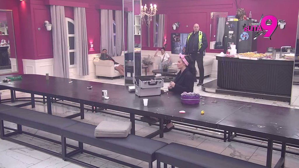 Pljušte prozivke: Sandra i Jovana žestoko zaratile, jedna drugu urnišu za sve pare! (VIDEO)