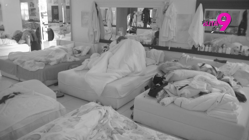 PEČATIRAO JE! Filip radi punom parom, Anitini uzdasi odzvanjaju spavaćom sobom! (VIDEO)