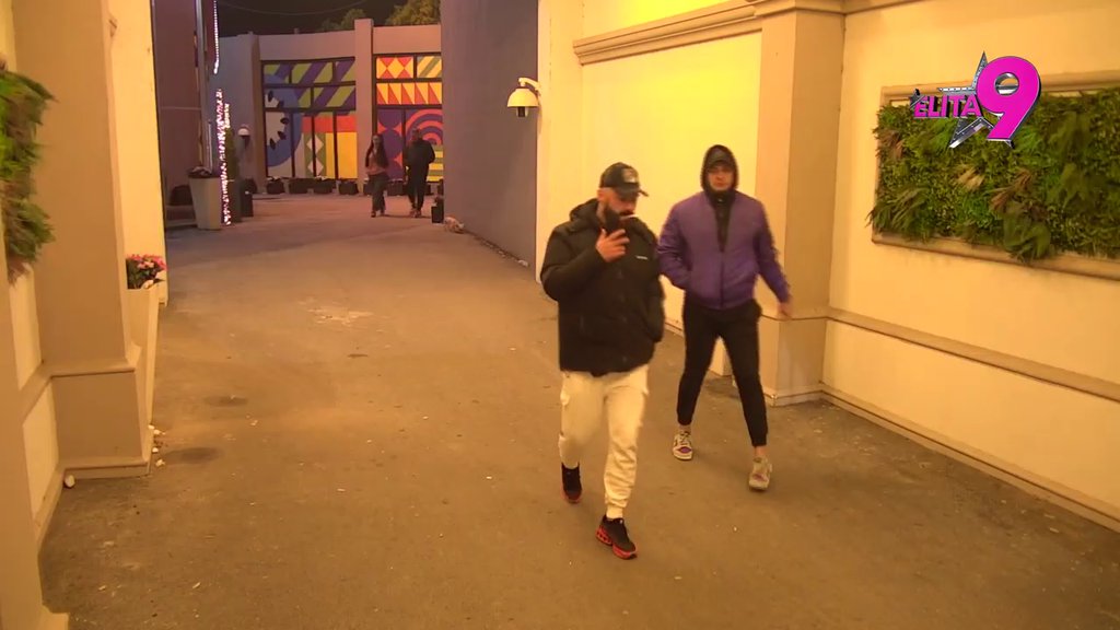 OVO NAMERNO RADI: Luka na sve načine pokušava da dobije Anitinu pažnju, evo šta je sada uradio (VIDEO)