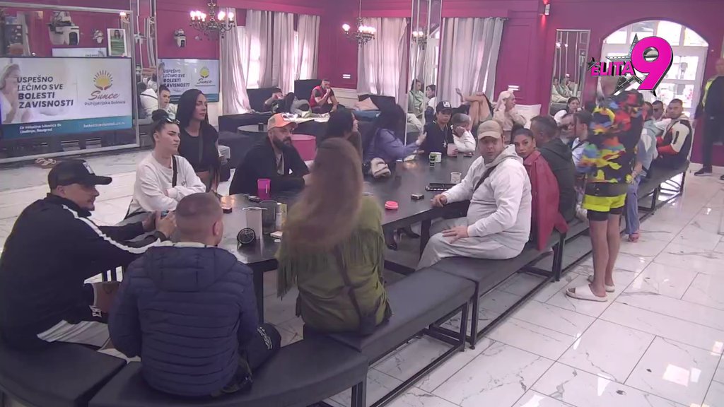 Više ne zna kako da se odbrani, pa preti TUŽBOM! Sofija tvrdi da NIJE VERENA za Daneta, pa pokazala prsten (VIDEO)