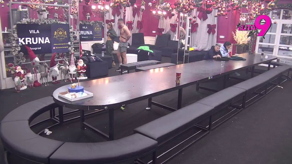 Anđelo pokazao Aneli isklesane trbušnjake, a onda je i ona podigla majicu! Gutaju se pogledima! (VIDEO)