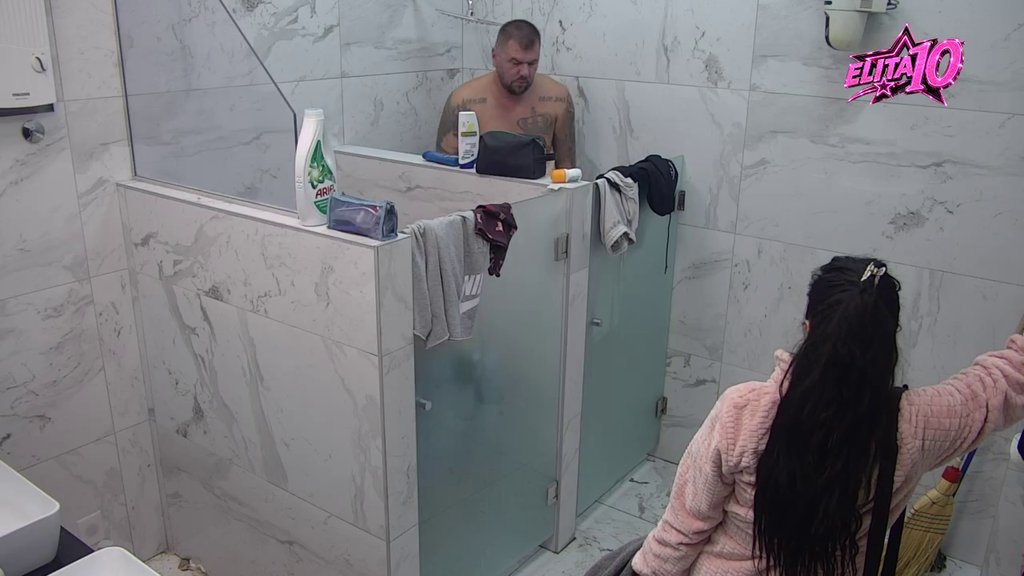 NI POD TUŠ BEZ NJE! Dok se Janjuš kupa, Sandra ne skida pogled sa njega (VIDEO)