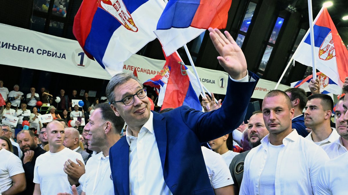 DANAS NOVI SAD ŠALJE PORUKU ZAJEDNIŠTVA: ZA SLOBODNU, ZA SNAŽNU, ZA UJEDINJENU SRBIJU! Vučić na veličanstvenom skupu otkriva planove i za razvoj Vojvodine