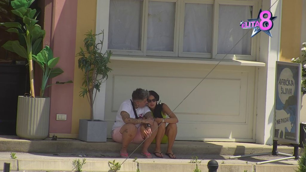 NE MOŽE DA SE OBUZDA: Dragana sčepala Matoru, obasipa je pažnjom i poljupcima! (VIDEO)