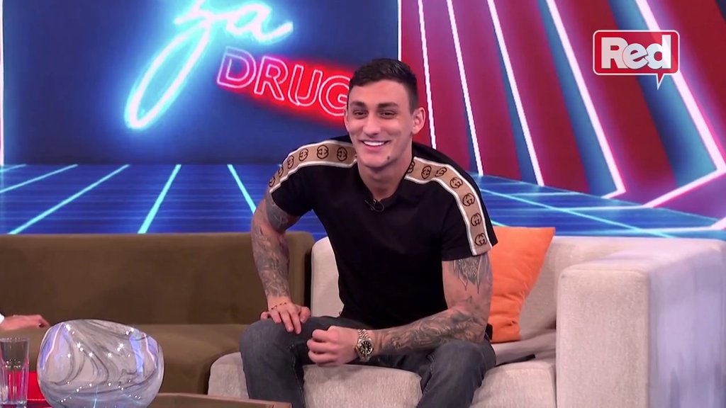 Čekaj, može sin da joj bude, a ona šalje poruke! Pevačica bez dlake na jeziku raspalila po učesnicima, pa razvezala o Kačavendi: Njihov sjaj je LAŽAN, nemaju ni za paštetu i hleb (VIDEO)