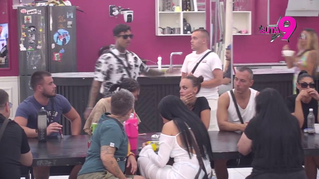 NIKAD ŽEŠĆA SVAĐA ĐUKIĆA I DAČE! Obezbeđenje uletelo u Belu kuću, pljušte BRUTALNE PROZIVKE! (VIDEO)