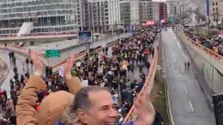 UZIMAJU NA STOTINE MILIONA OD DRŽAVE, a direktor Filipović na protestima ruši vlast