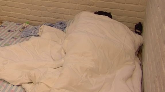 Ne zna se da li je kraće trajala veza ili raskid: Pomirili se Đukić i Aneli, poljupci pljušte pod pokrivačem! (VIDEO)