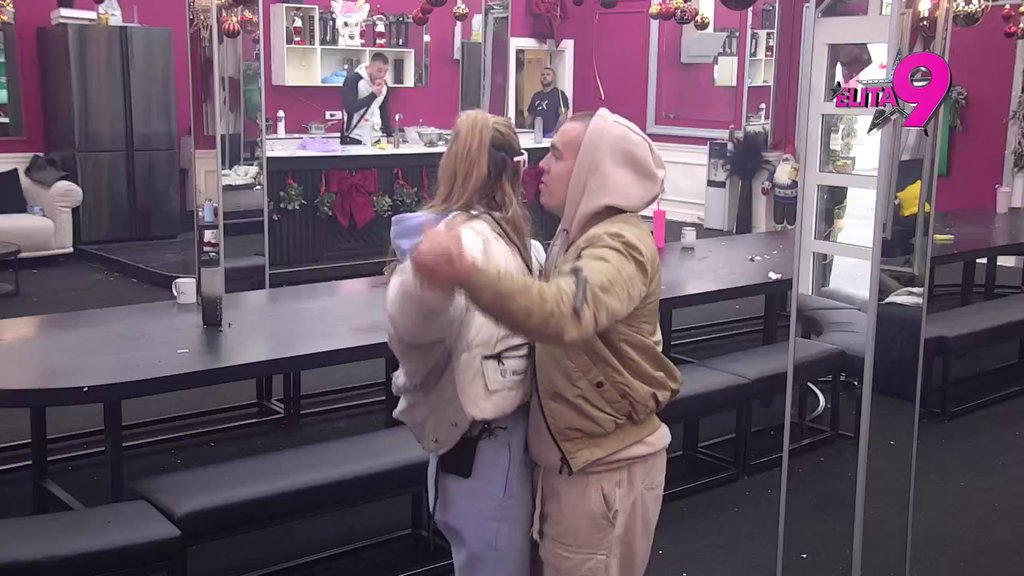 SVE JE JASNO! Aneli posvetila pesmu Asminu, on je gleda i ne trepće! (VIDEO)