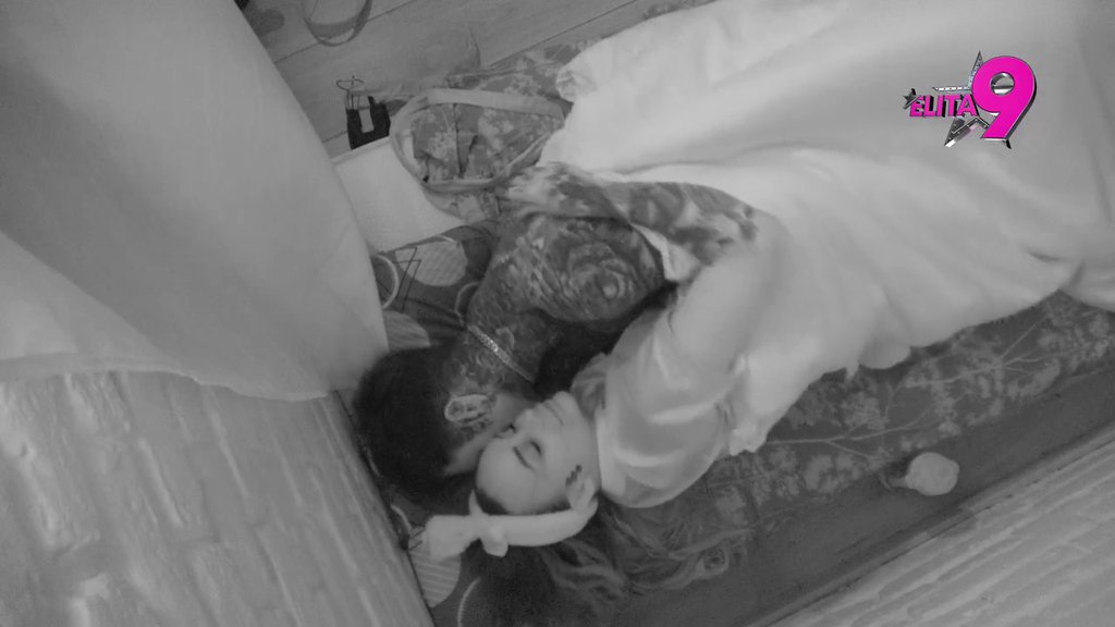 POLJUBAC NIJE PAO, ALI JE PALO MNOGO VIŠE OD TOGA! Filip i Teodora u NALETU STRASTI, ruke ispod jorgana "odradile" svašta! (VIDEO)