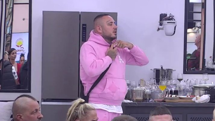 Oglasio se Asmin nakon Carevih optužbi: Jednim gestom mu stavio do znanja šta misli o njemu (FOTO)