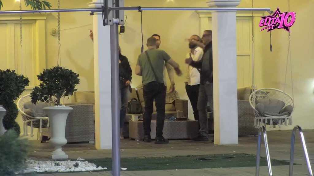 Nastalo totalno ludilo: Učesnici napravili privatno veselje, pa svi zajedno zapevali u glas (VIDEO)
