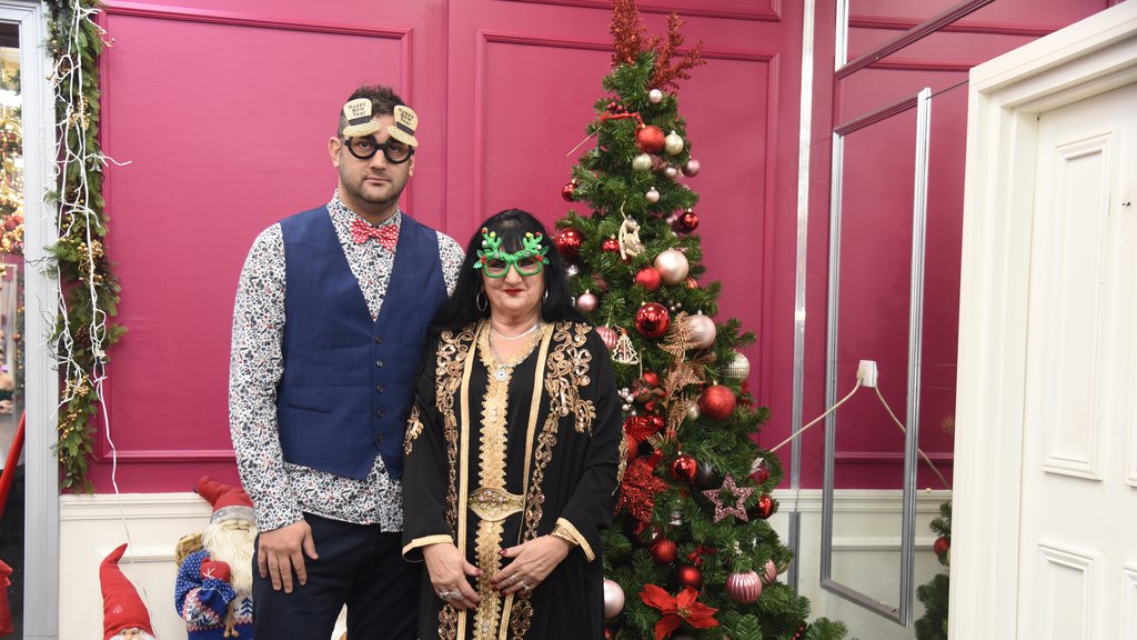 ZAR NE VIDIŠ DA MI TVOJA MLADOST LEPO STOJI!? Milosava sa ponosom ispozirala sa 20 godina mlađim Jovanom: Svi se pitaju samo jedno (VIDEO)