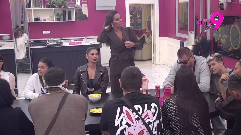 Tetka za dve godine dala 50 evra, ja drugaricinoj deci dajem 500 za grad: Kačavenda ponovo demolirala Aneli, urnisala je za sve pare: Ona je prenosila kofere i ušla je da blati bivšeg (VIDEO)