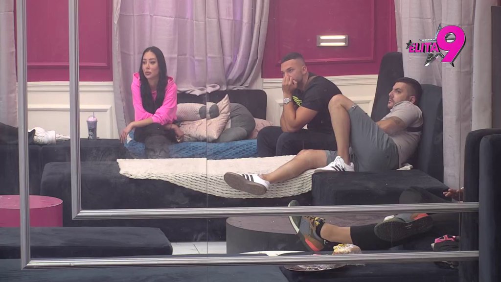 PLJUNULA SI PO SEBI, KAD SI S ASMINOM ZAVRŠILA U KREVETU: Dača bez uvijanja u celofan sasuo Aneli sve u lice, ona promenila sve boje poput semafora! (VIDEO)