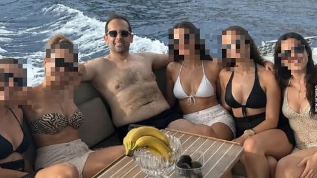 Naš pevač lumpuje sa pet žena na jahti, dok mu je 15 godina mlađa, trudna supruga kod kuće: Ženo, oprosti mi (FOTO)