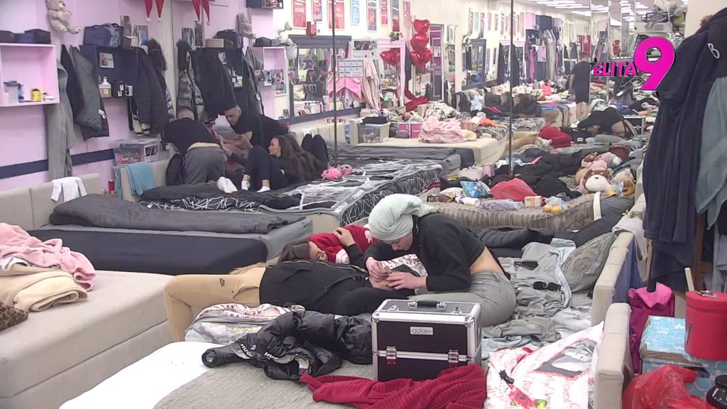 Čim se Filip pojavi u njihovoj blizini, SVE BUKNE! Teodora i Bebica nikad bliži, pljušte poljupci! (VIDEO)