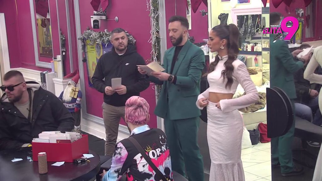 BELA HALJINA JOJ DOBRO STOJI: Asmin Durdžić pohvalio Anđelu Đuričić, pa čuo šta mu žele dragi ljudi za Novu godinu! (VIDEO)