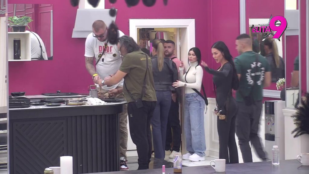 Ti si kvaran, rekao si mu da nećeš da ga diraš, a onda vadiš peškir: Maja doletela do besnog Janjuša, pa mu sasula sve u lice! (VIDEO)