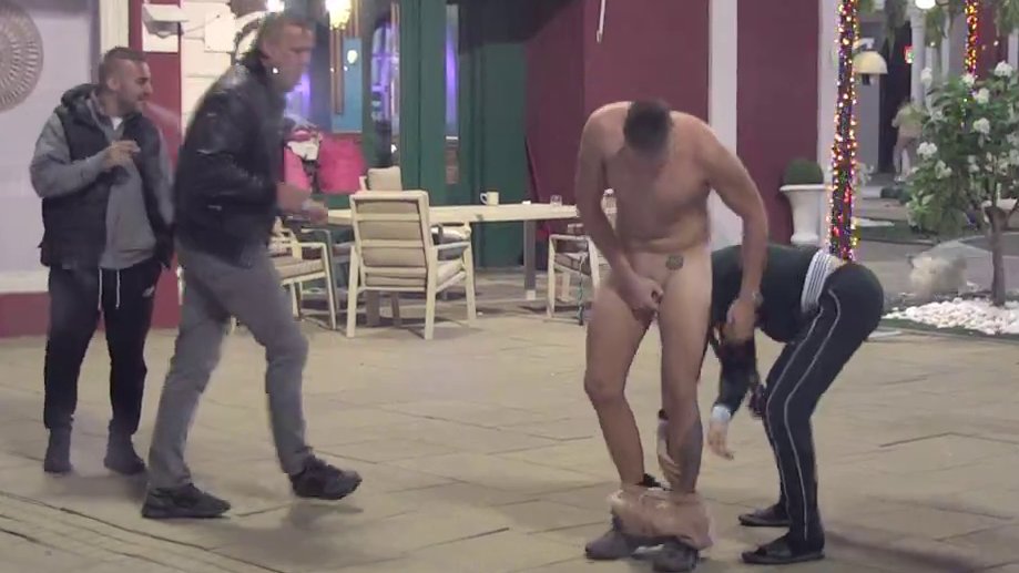 Ukućani u šoku! Mali Velja kao od majke rođen, skinuo se potpuno go, pa skočio u bazen (VIDEO)