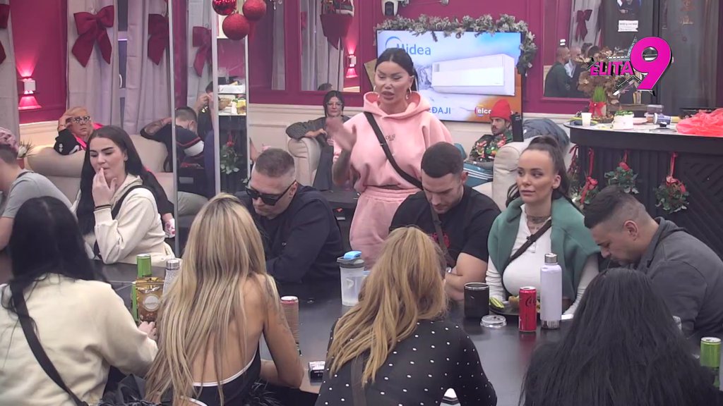 Promenila ploču! Skandal: Zorica oprostila Anđelu sve uvrede na račun njenih sinova, Mića sasuo Aneli sve u lice: Moraš da uzmeš život u svoje ruke (VIDEO)