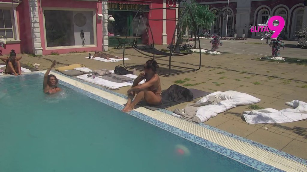 DRAMA NA BAZENU! Kačavenda i Dušica zaratile zbog papirića, pa se ISPRSKALE! (VIDEO)