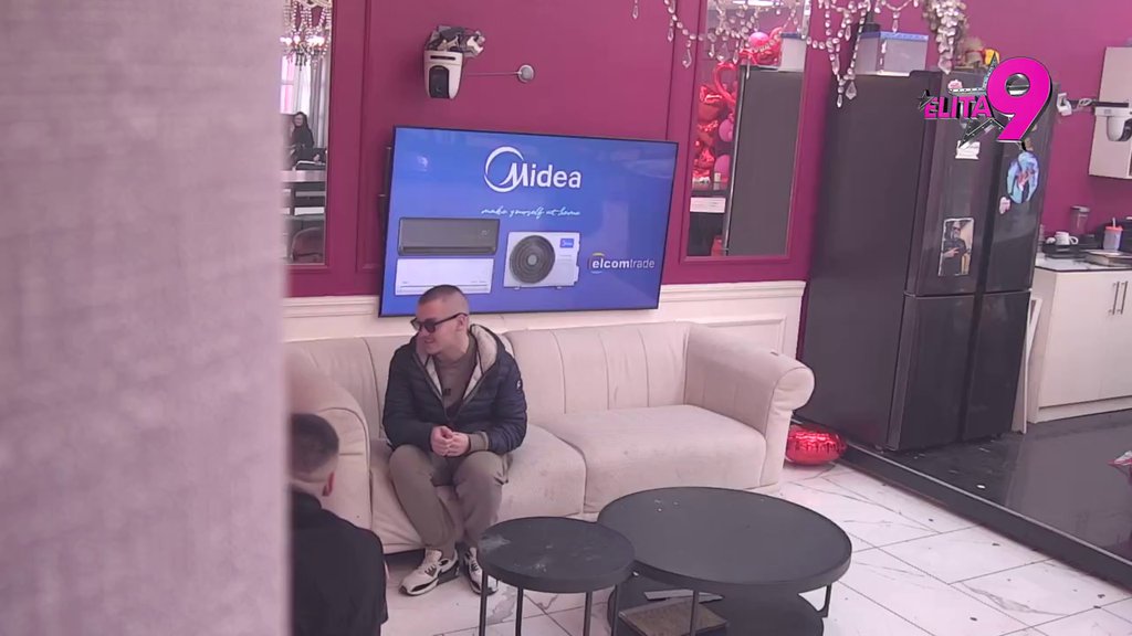 WHO IS THAT BOY?! Bebica se razbacuje znanjem engleskog jezika, plakaćete od smeha zbog ovoga! (VIDEO)