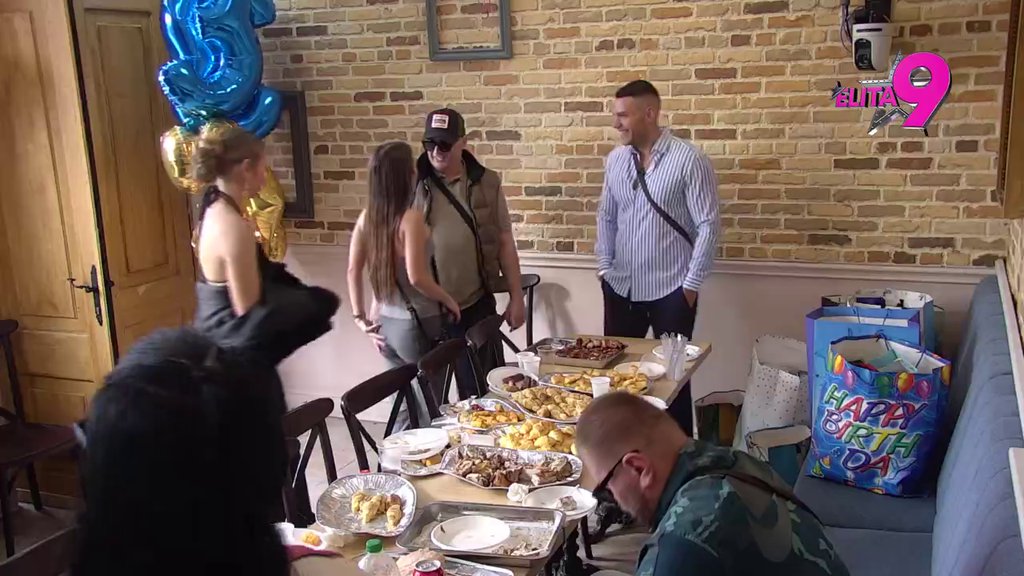 Da si tu bar noći ove... Anđela dotukli emotivni stihovi, peva i veseli se iz sveg glasa! (VIDEO)