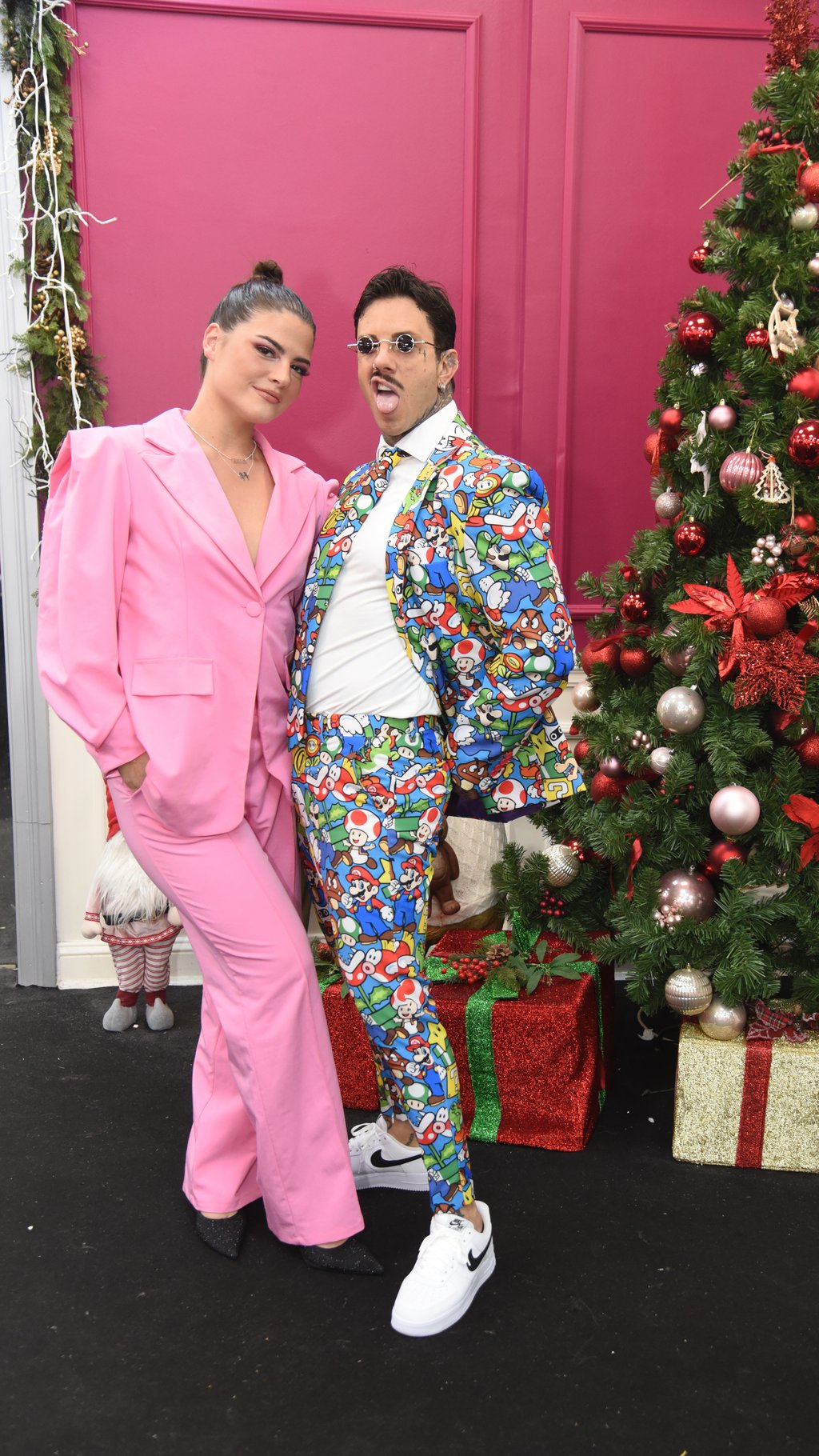 Pao poljubac na NOVOGODIŠNJEM FOTOGRAFISANJU! Boginja ščepala Đukića, više mu nema mrdanja! (FOTO)