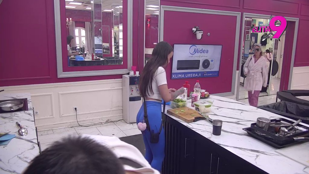 Ipak neće ostati gladna: Teodora se odlično snalazi u ulozi kuvarice, od pomirenja s Bebicom nema ništa! (VIDEO)