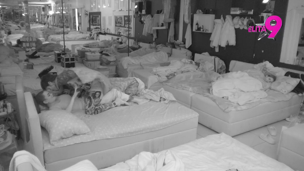 BLAM BLAMOVA! Pevačica i Filip imali s*ks pred punom spavaćom sobom, OVA UČESNICA ih prekinula usred akcije! (VIDEO)