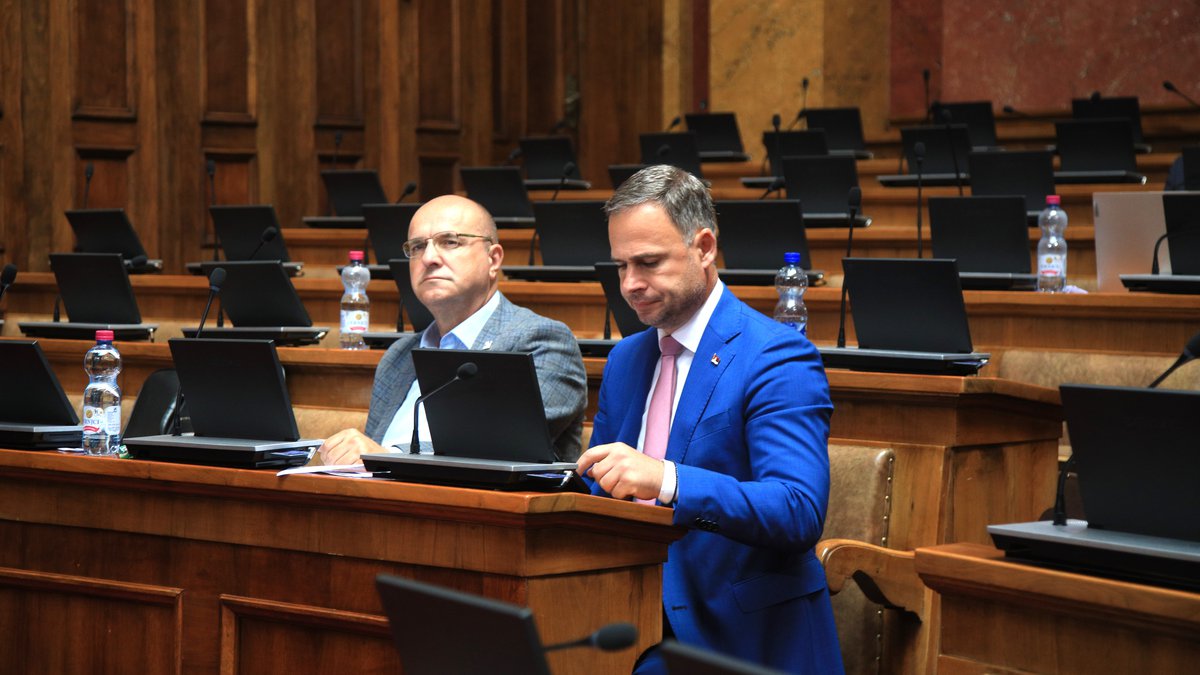 Skandal u Skupštini! Miroslav Aleksić brani Aljbina Kurtija i tvrdi da se Srbi sele sa KiM zbog Srba, a ne zbog Kurtijevog terora