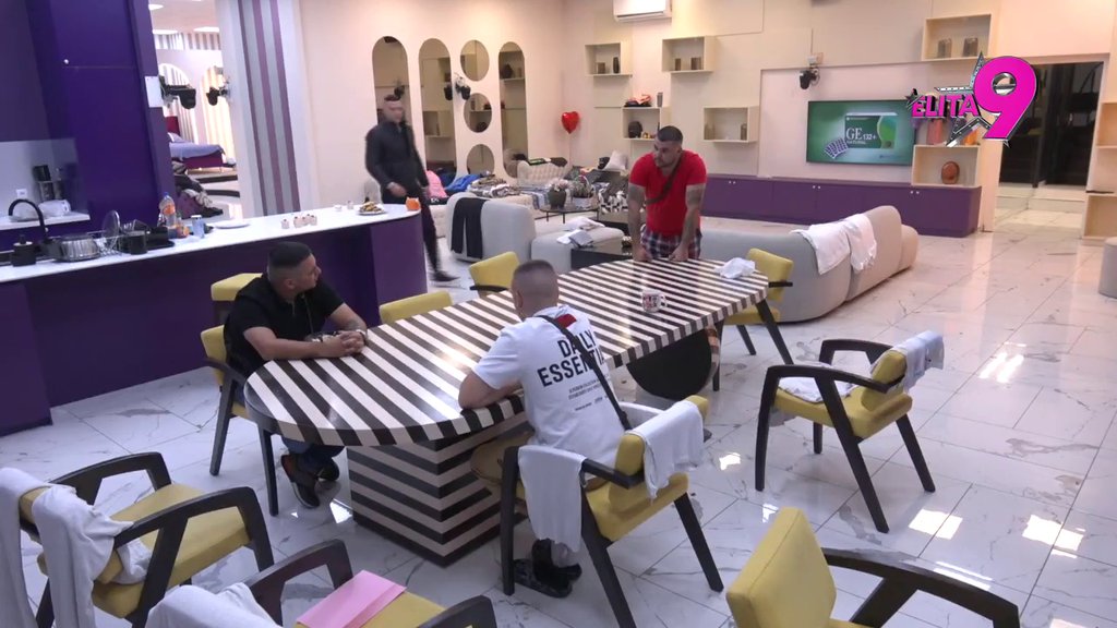 Gledaju se kao dva neprijatelja: Asmin shvatio da nema ništa od Teodore i Filipa, odmah preneo Bebici saznanja (VIDEO)