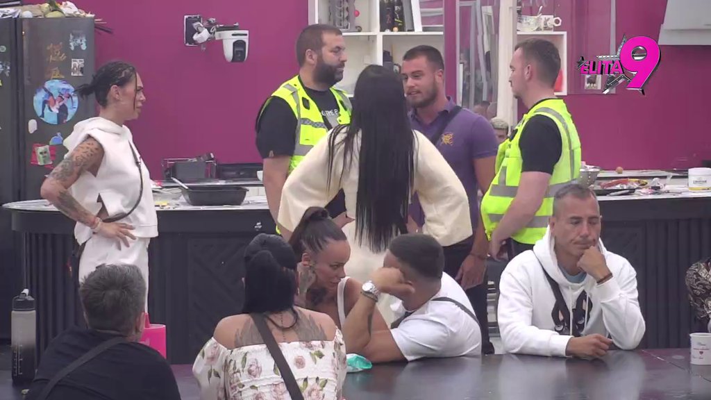Dušica na stubu srama! Pokušala da gurne svoju rođenu sestru u kanal kako bi sebe oprala, Viktor je patosirao: Plaćali su te 150evra! (VIDEO)