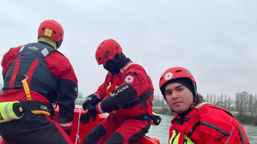 NASTAVLJA SE VELIKA AKCIJA SPASAVANJA: Potraga za devojčicom (3) u punom jeku, čamcima se češlja svaki metar reke Save, uključeni i dronovi! (FOTO)