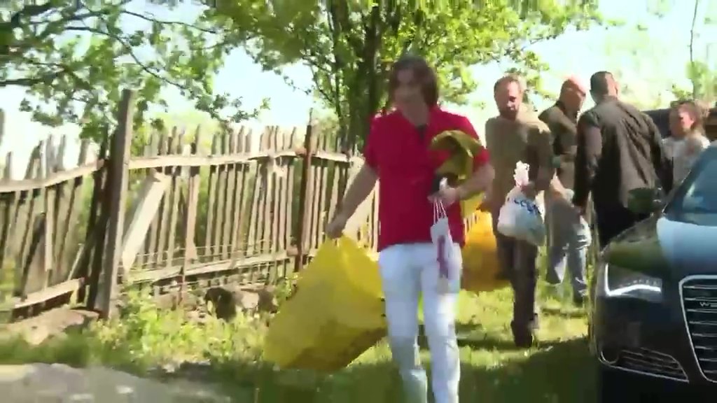 NE POSTOJI ZLA SUDBINA KOJA SE NE MOŽE POBEDITI: Željko Mitrović samohranom ocu iz Lučana poklonio POLA MILIONA DINARA i dao nadu za bolje sutra (VIDEO)