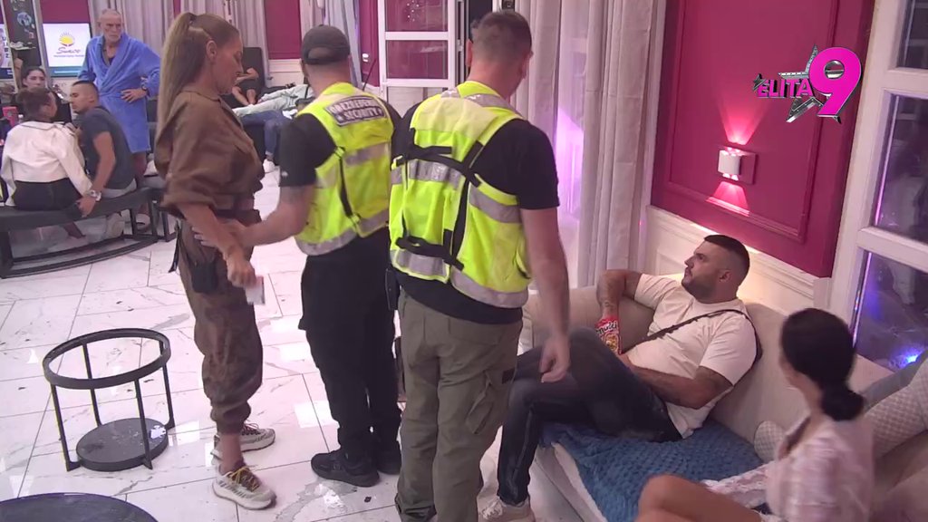 KARAMBOL EPSKIH RAZMERA! Kačavenda polupala sto zbog Asmina, on je gađao smokijem (VIDEO)