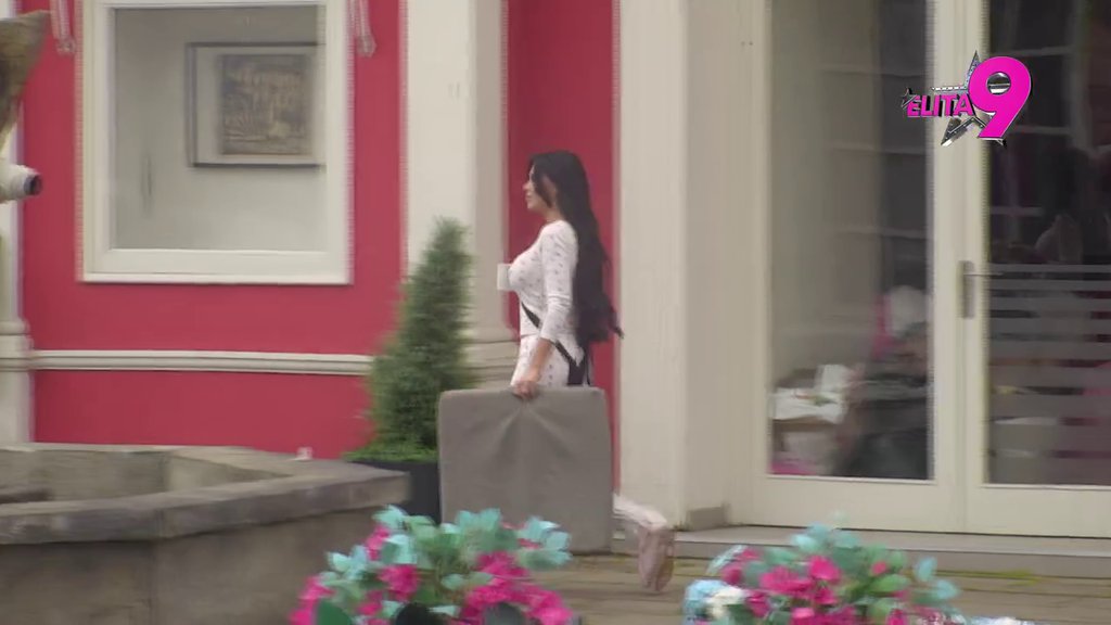 KRENULA DA EVOCIRA USPOMENE! Stanija se uputila na staro, dobro mesto, odavde je mnogo ODLUKA DONELA! (VIDEO)