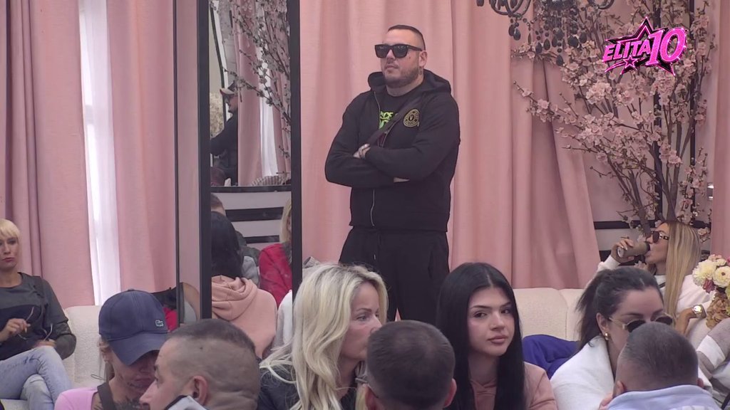 Meni je ovaj odnos smešan: Aneli otvoreno zamerila Caru što i dalje čuva stvari od bivših, pa ga cimeri žestoko osudili! (VIDEO)