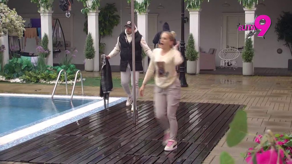 HAOS KAKAV SE NE PAMTI! Bebica ubacio advokaticu u bazen, ona zapenila! (VIDEO)