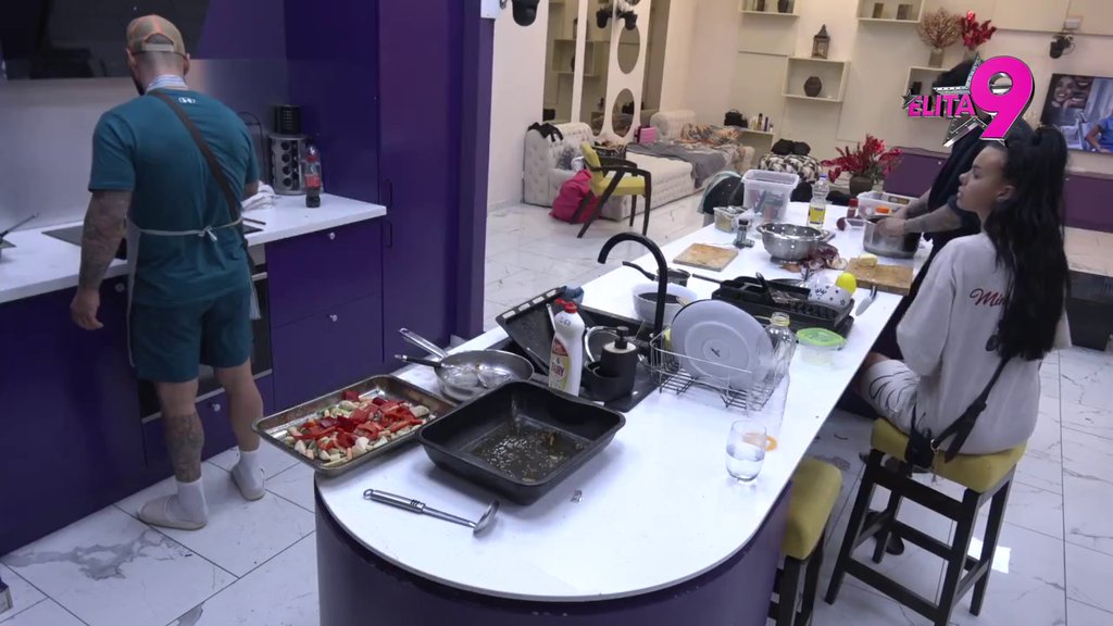 Bora Santana video golu Anitu! Luka istog momemnta doživeo pomračenje i zapretio devojci: Još jednom se desi kupaćeš se napolju! (VIDEO)