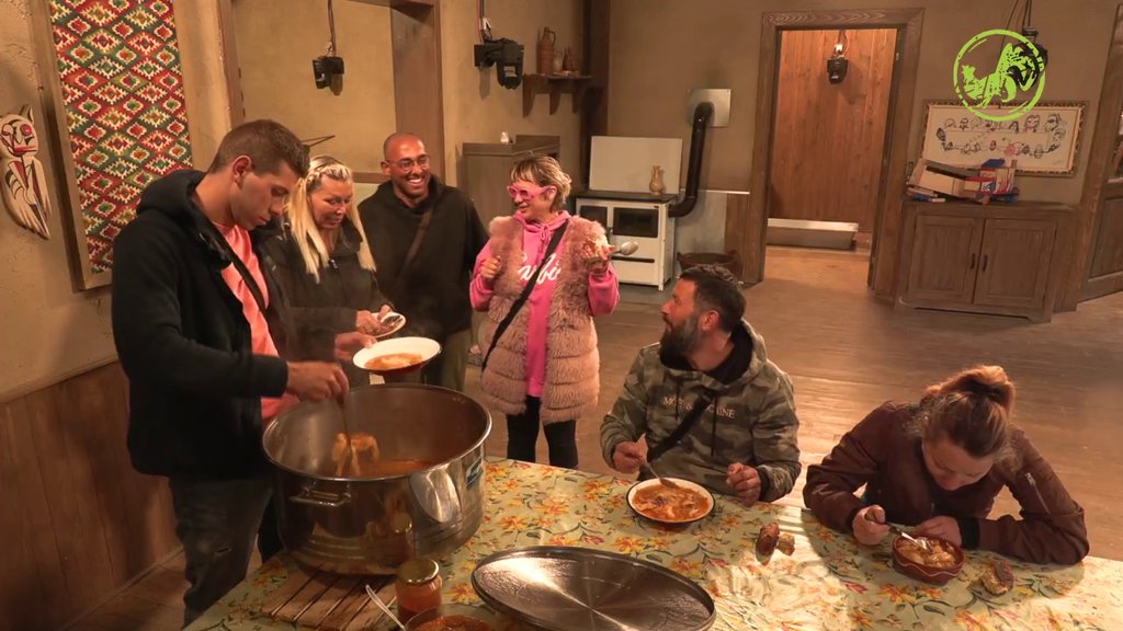 Boža cimerima poslužio ručak od juče! Lili pobesnela zbog OVOGA, pa Džons uspeo da je izludi JEDNOM REČENICOM (VIDEO)