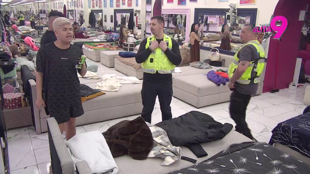 ODMAH ULETELO OBEZBEĐENJE: Aneli i Uroš zaratili kao nikada, pljušte uvrede na sve strane (VIDEO)