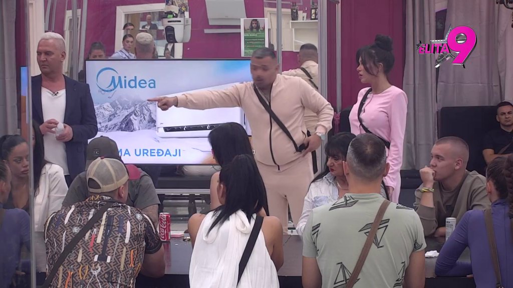 Skinuo joj masku: Bora provalio da Boginja teroriše samo devojke koje su joj preznja za Anđela i Filipa! (VIDEO)