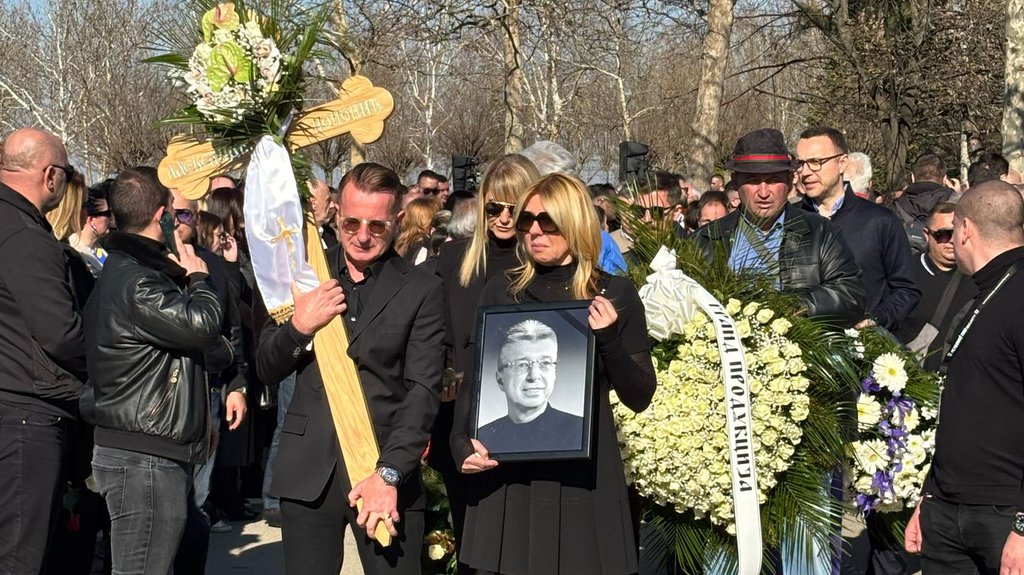 ŽIKA JAKŠIĆ NOSIO KOVČEG, A SLIKU OSOBA KOJOJ JE NAJVIŠE VEROVAO: Evo i koji pevač je poneo krst u povorci na sahrani Saše Popovića (FOTO)