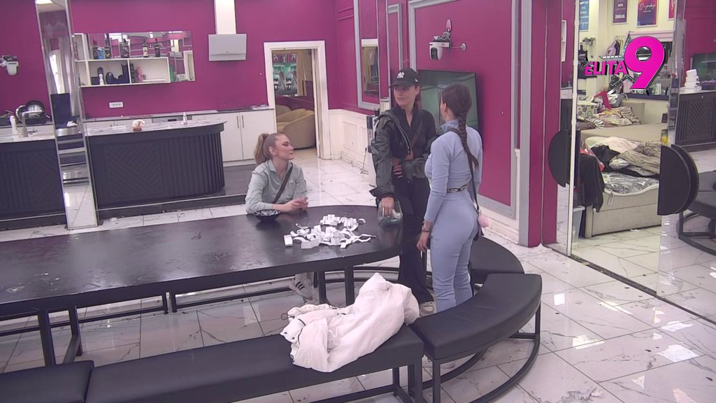 Koga izvučem... Boginja i Teodora izgrale zanimljivu igru, papirići otkrili svašta! (VIDEO)