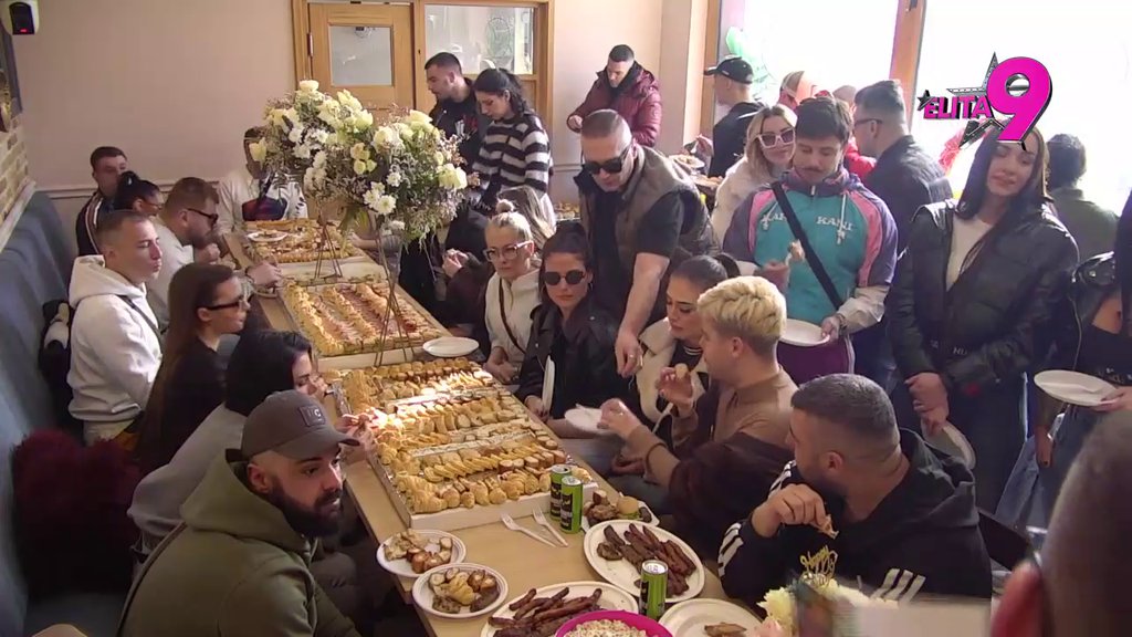 BOGATA TRPEZA: Milosava Pravilović slavi rođendan kako dolikuje! Učesnici uživaju u izobilju hrane i pića! (VIDEO)