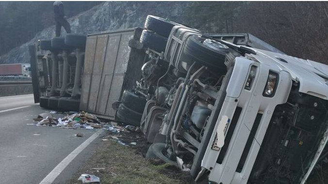 STRAVIČNA NESREĆA NA IBARSKOJ MAGISTRALI: Sudarili se kamion i automobil, putničko vozilo završilo u kanalu, teretnjak se prevrnuo i blokirao saobraćaj