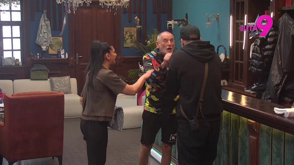 Znaš da je u tebe zaljubljena... Mića URLICIMA ZATRESAO PAB, sasuo Anđelu sve u facu, on ne može da se odbrani! (VIDEO)