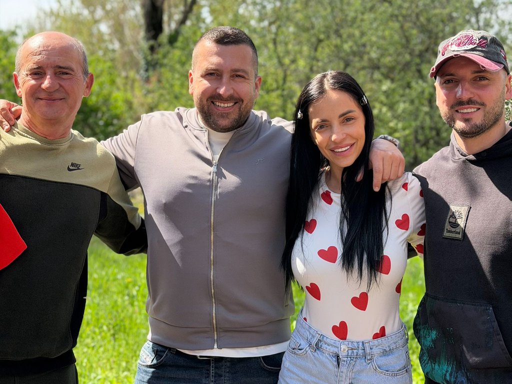 Porodična idila kod Vuletića: Pogledajte kako Jelena i Mladen slave Vaskrs sa ćerkama! Ispoštavali sve običaje, a na ove fotke niko ne ostaje ravnodušan!